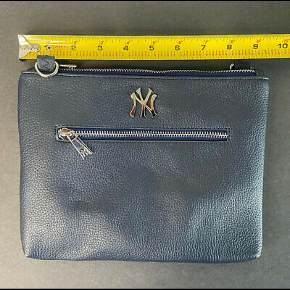 Navy Blue New York Yankees Women’s Purse; Pocket Book Bag Handbag 9”w x 7”H NWOT - Picture 3 of 9